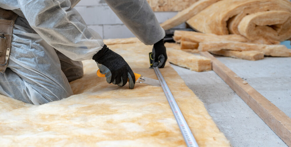 how to cut fiberglass insulation