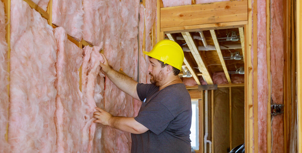 can fiberglass insulation touch ductwork