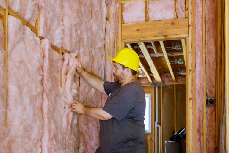 can fiberglass insulation touch ductwork